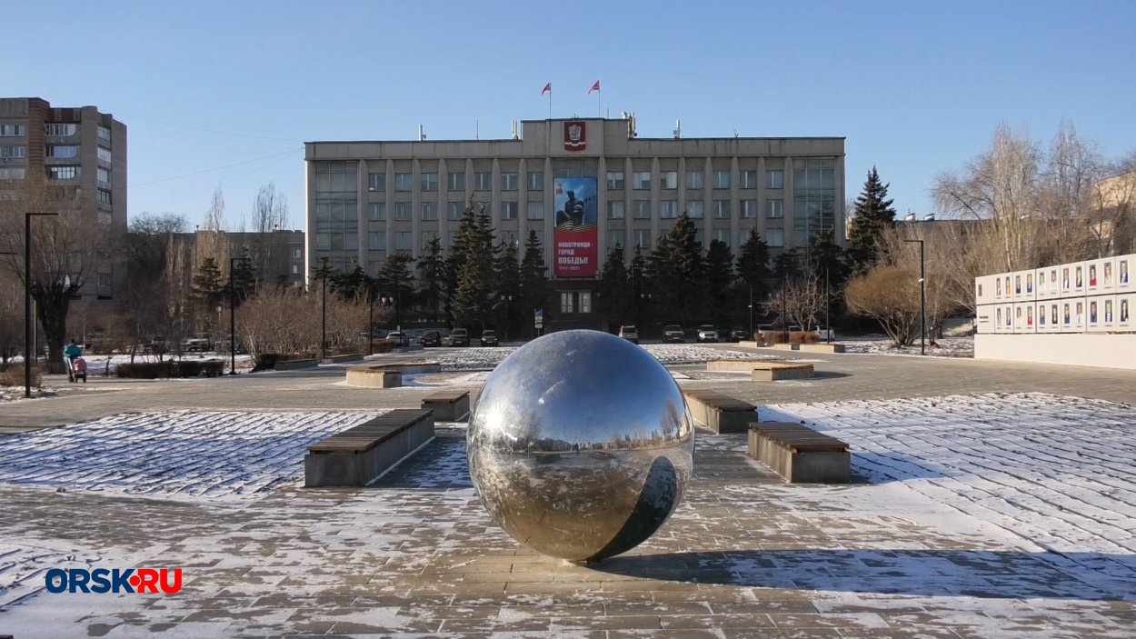 Сухой фонтан, пергола и зеркальный шар: в Новотроицке завершили реконструкцию площади напротив администрации