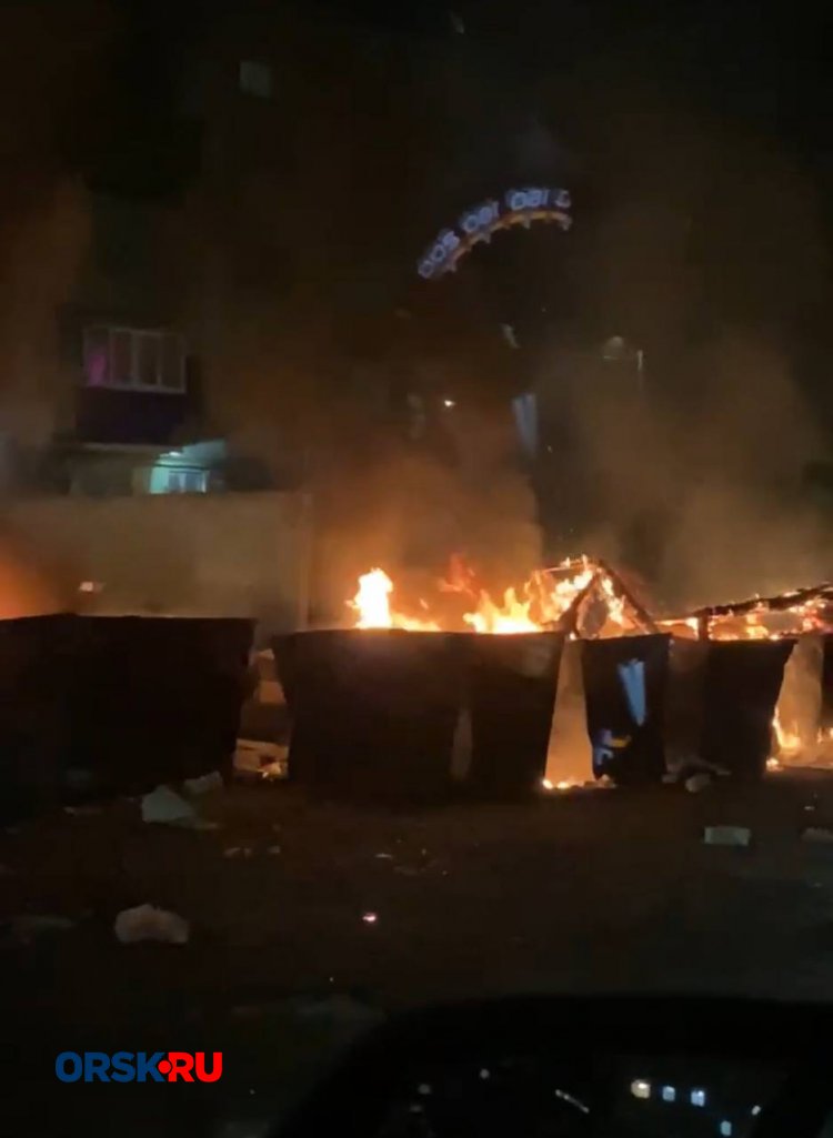 В Орске полыхает мусорная площадка. Дым и пламя окутали район В Орске полыхает мусорная площадка. Дым и пламя окутали район