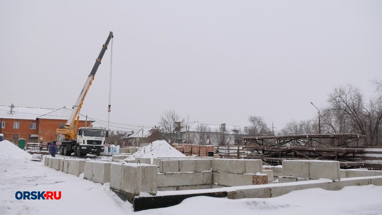 В Орске на улице Суворова началось строительство нового МКД. Фото: ORSK.RU