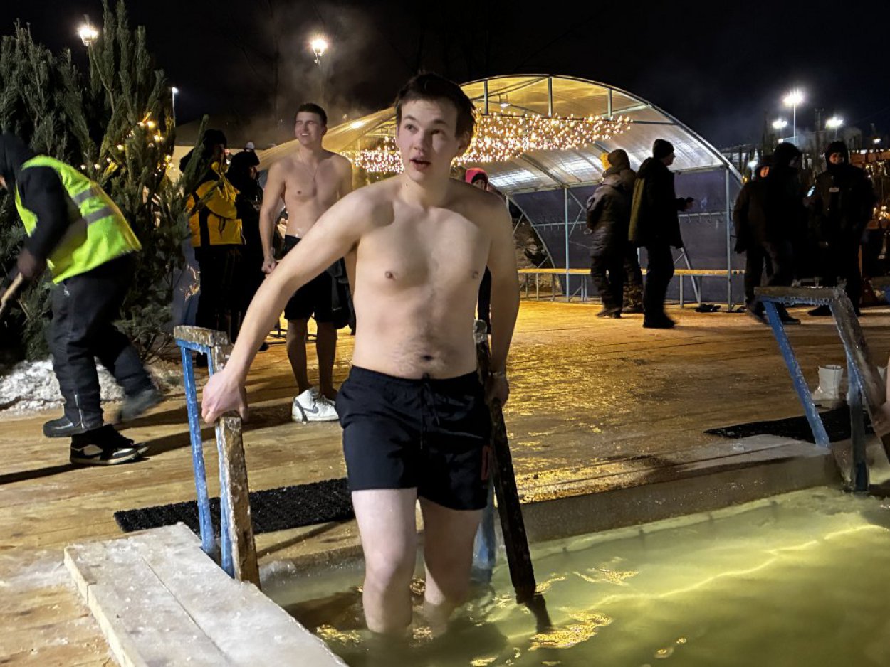 При морозе 18 градусов — в ледяную прорубь! Оренбуржцы отпраздновали Крещение