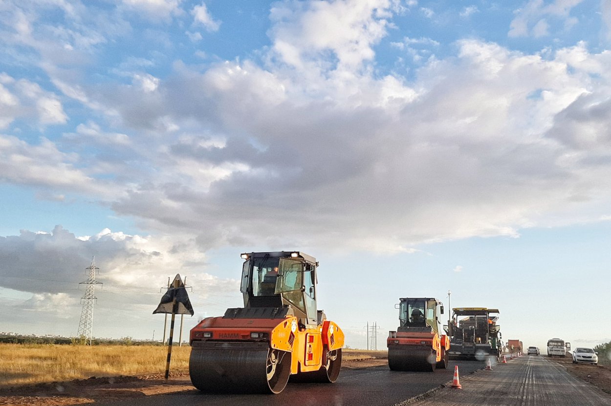 Золотистый цвет, кожаный салон с функцией массажа: государственное предприятие покупает авто за 7,5 млн