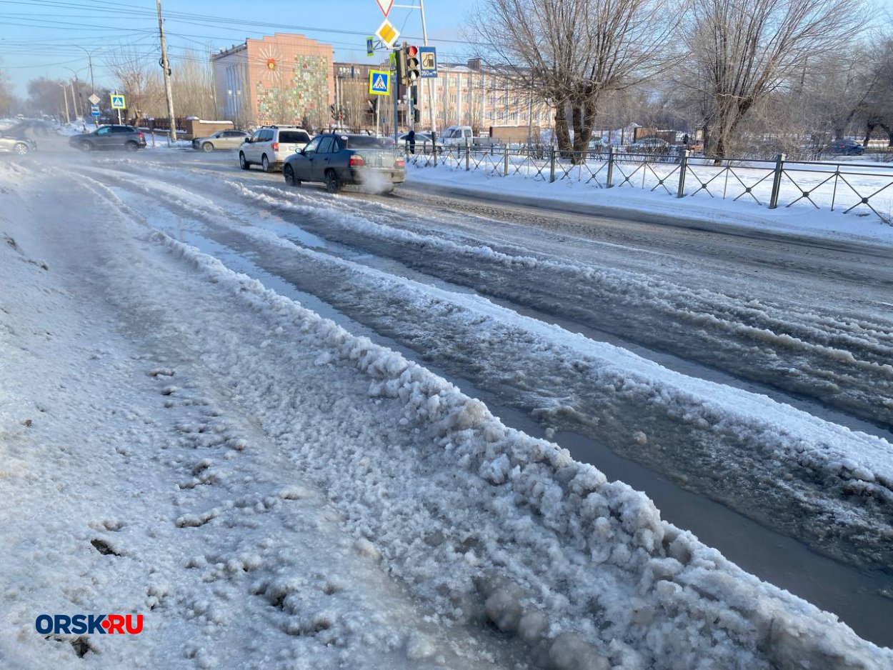 Проезжую часть затопило на перекрестке Нефтяников и Станиславского 