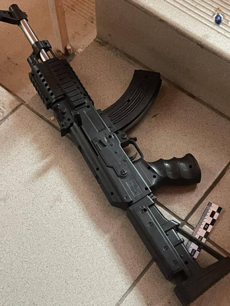 Страйкбольный автомат, с которым девятиклассник открыл стрельбу в уфимской гимназии. Фото: СК РФ