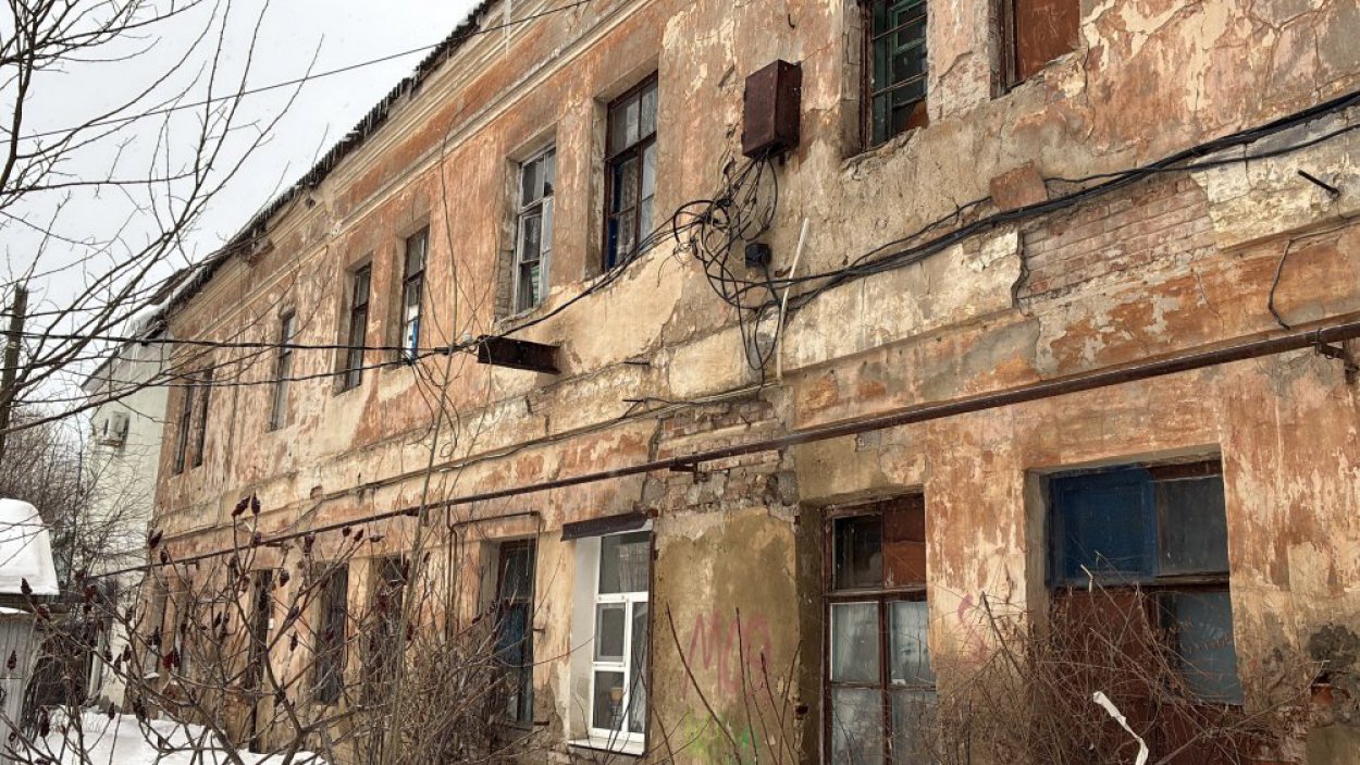 По документам дому 70 лет, в реальности — 130. Бастрыкин потребовал разобраться с аварийным жильем в Оренбурге