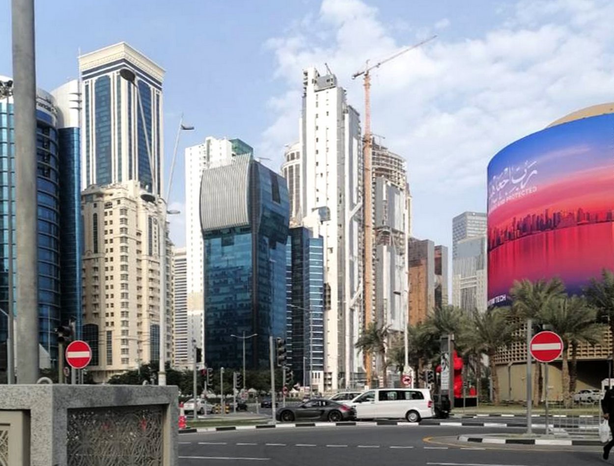 «Из отеля выселяют, про питание даже боимся спрашивать»: оренбургские туристы застряли в Катаре