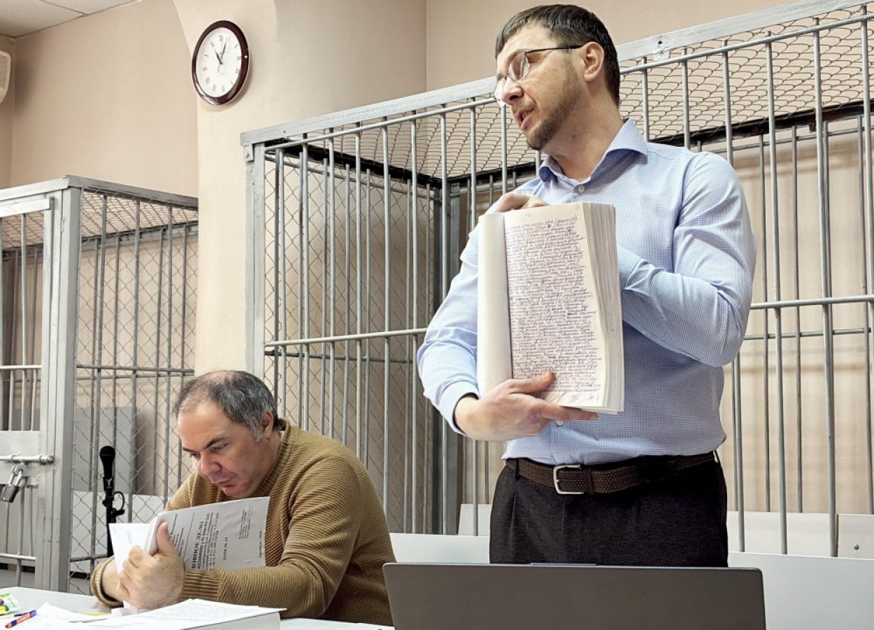 «Заблудились в айфонах» и «курица лапой»: в суде по делу Самбурского разгорелся спор из-за оформления документов
