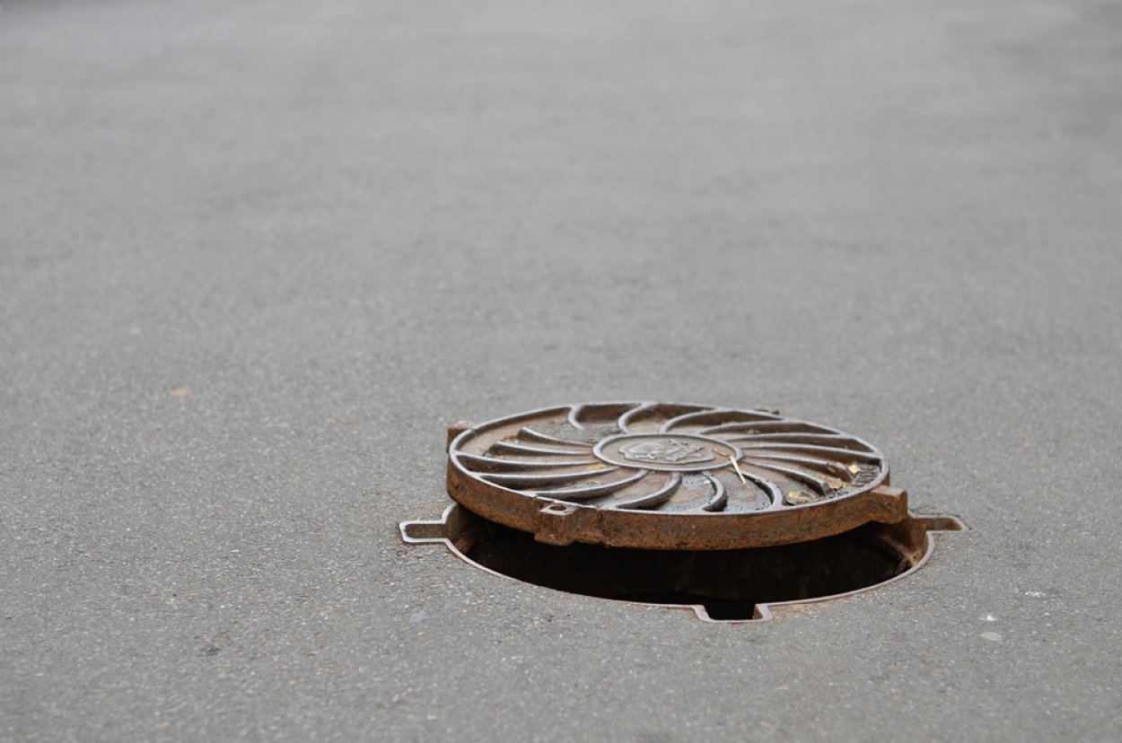 Не открывайте канализационные колодцы для пропуска талой воды