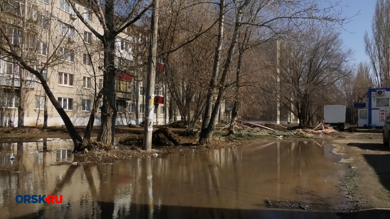 Подтопленные тротуары в 6 мкр. Фото: ORSK.RU, 24 марта 2026 г. 