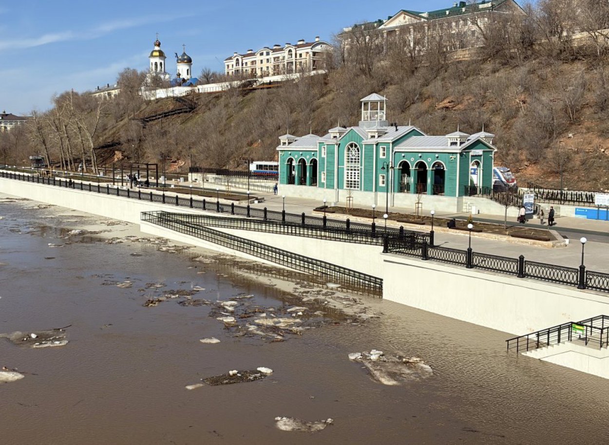 Урал в Оренбурге разлился и затопил ступени набережной. Фото и видео