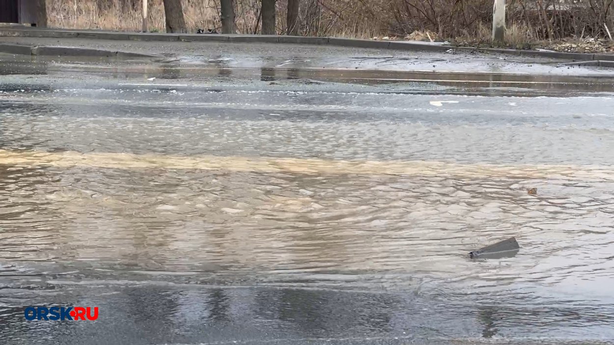 Если приглядеться, то под водой можно увидеть дорожную разметку, которая обозначает «Пешеходный переход»