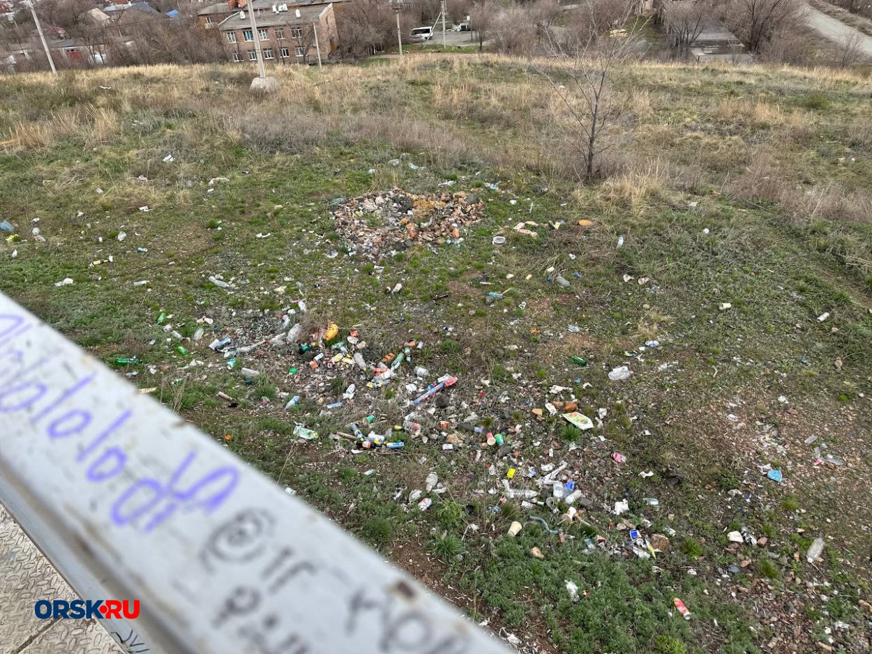 Смотровая площадка в Орске превращается в свалку