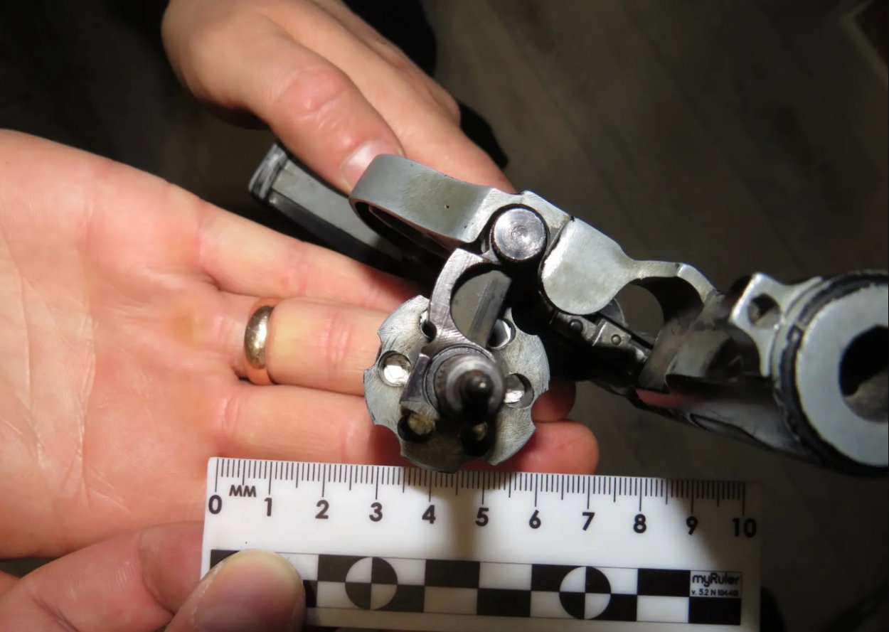 Полицейские изъяли у ранее судимого мужчины самодельное огнестрельное оружие