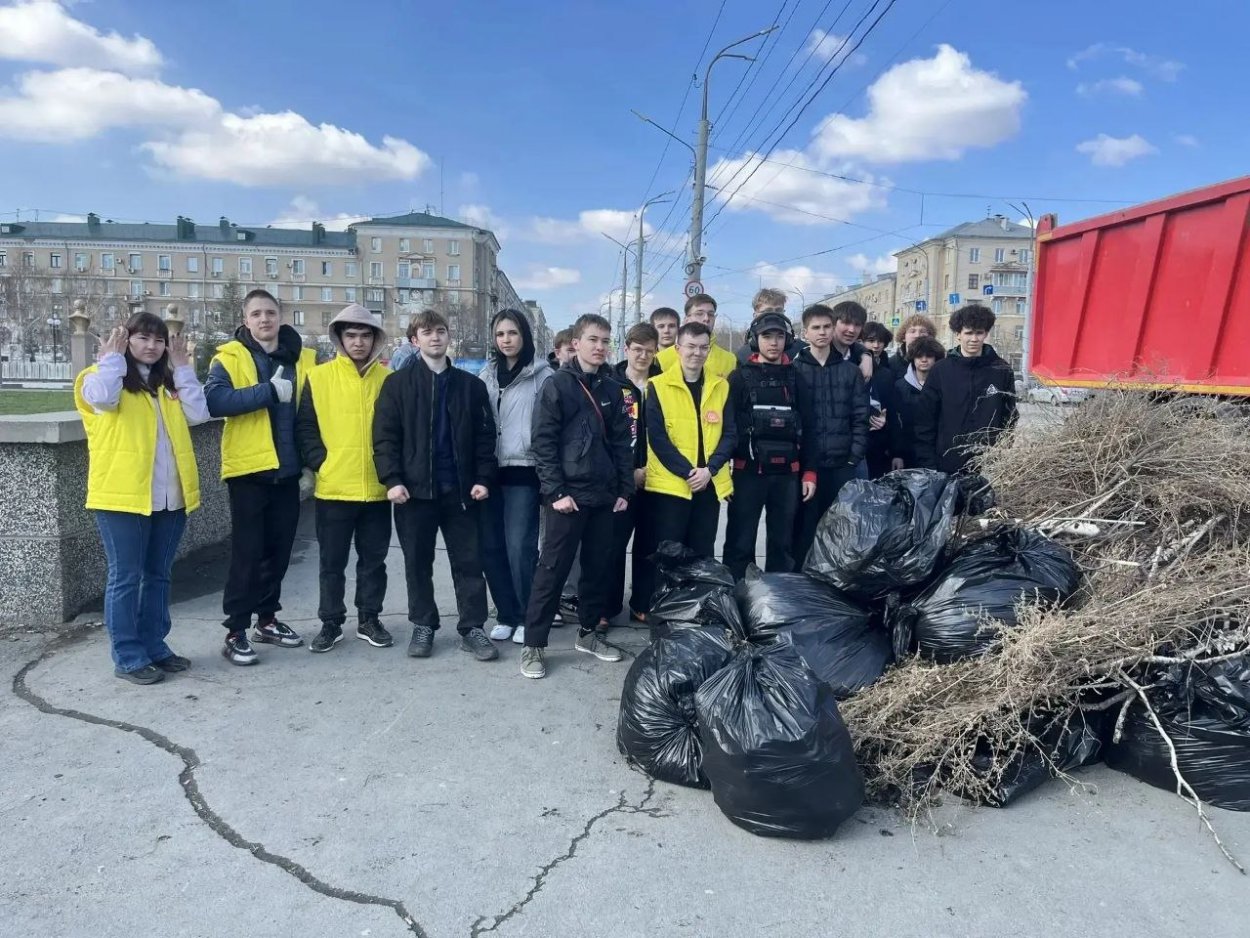 В Орске Сквер Славы привели в порядок к 9 Мая
