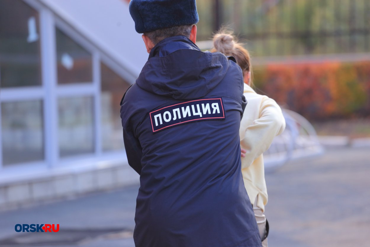 В орском кафе пьяная посетительница укусила полицейского за щёку