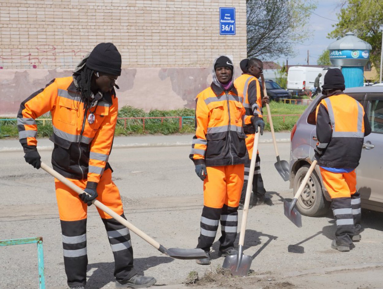 В Оренбург на уборку улиц вышли чернокожие дворники