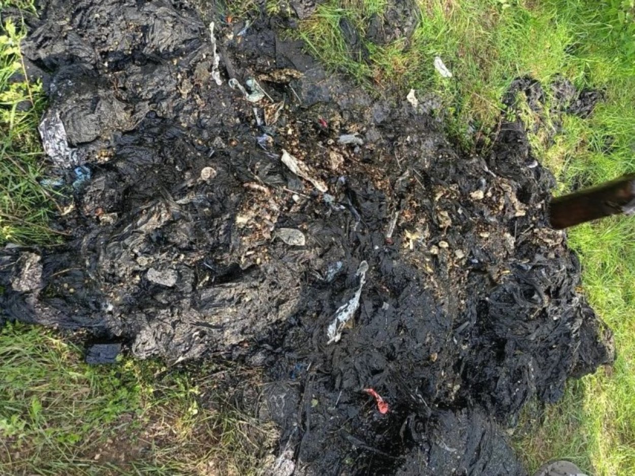 Из городской канализации достали огромный ком из салфеток и бытового мусора