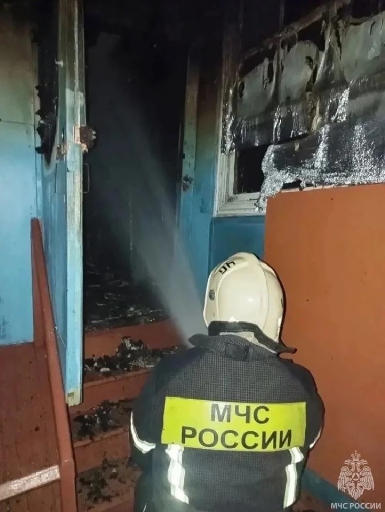В Орске из задымлённого подъезда спасли женщину