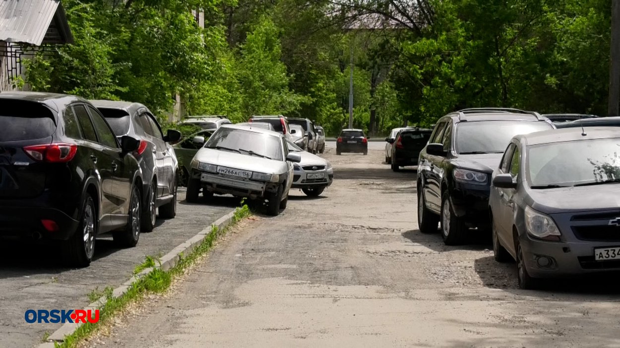В Орске водители захватили тротуары и устроили дорожный беспредел