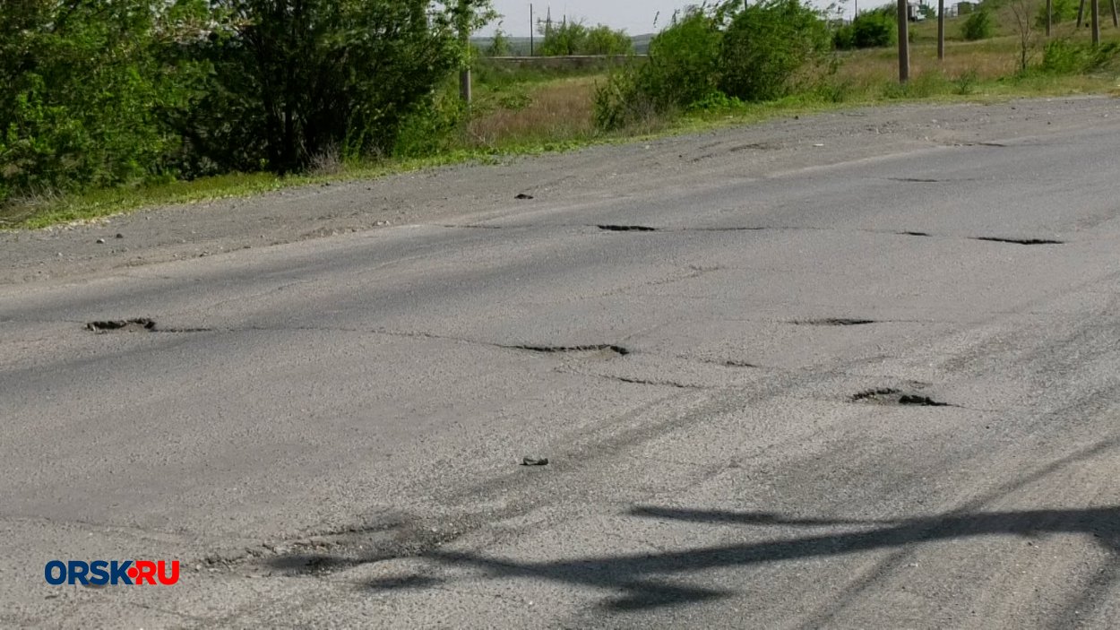 «Пассажиры летают по автобусу»: на улице Вяземской в Орске из-за огромных ям водители выезжают на встречку