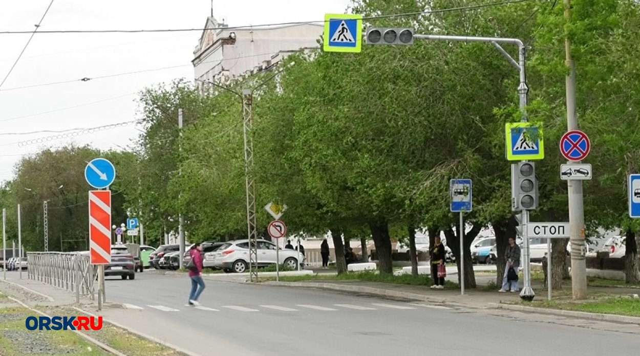 На проспекте Мира в Орске установили новый светофор На проспекте Мира в Орске установили новый светофор