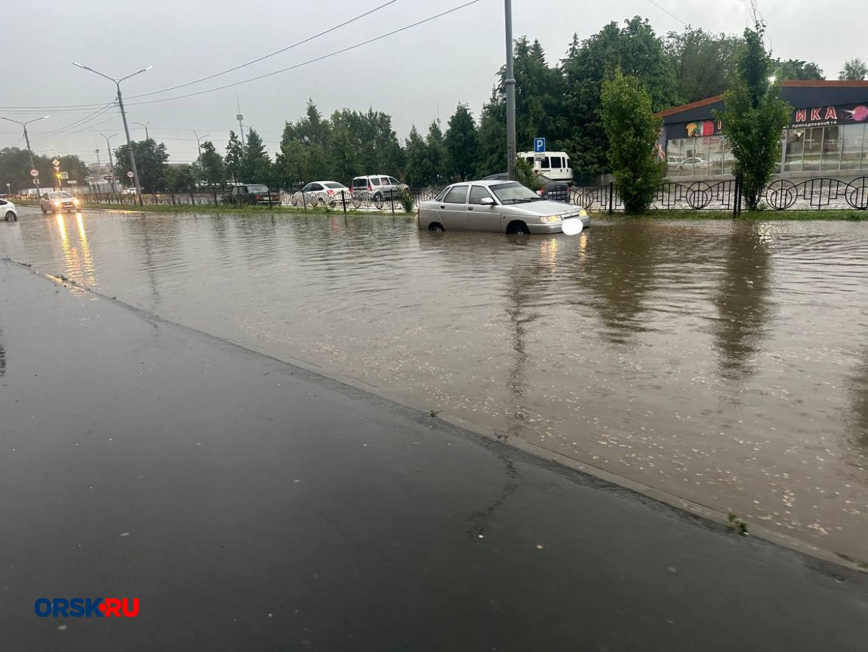 Автомобиль застрял в большой луже на Станиславского Автомобиль застрял в большой луже на Станиславского