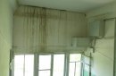 Состояние подъезда в доме №18А по улице Багратиона в Орске из-за постоянных затоплений. Фото: ORSK.RU