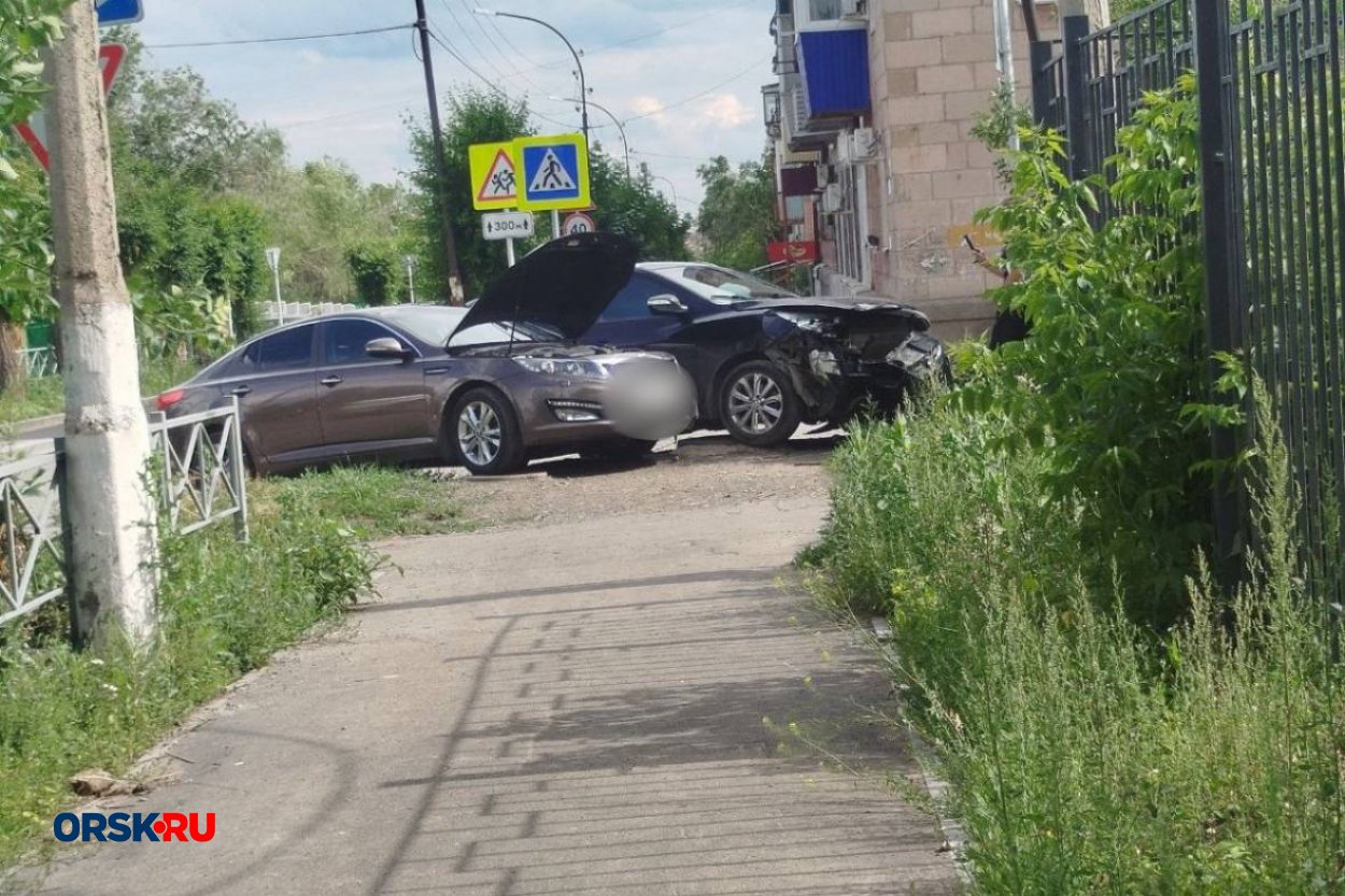 На пересечении Медногорской и Ленкома столкнулись две иномарки: авто оказались на тротуаре На пересечении Медногорской и Ленкома столкнулись две иномарки: авто оказались на тротуаре