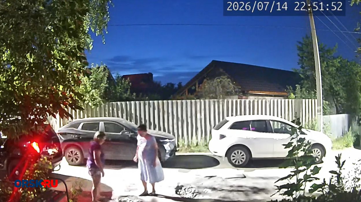 Видео: в Орске «дорожные феи» сами заделали выбоину у подъезда