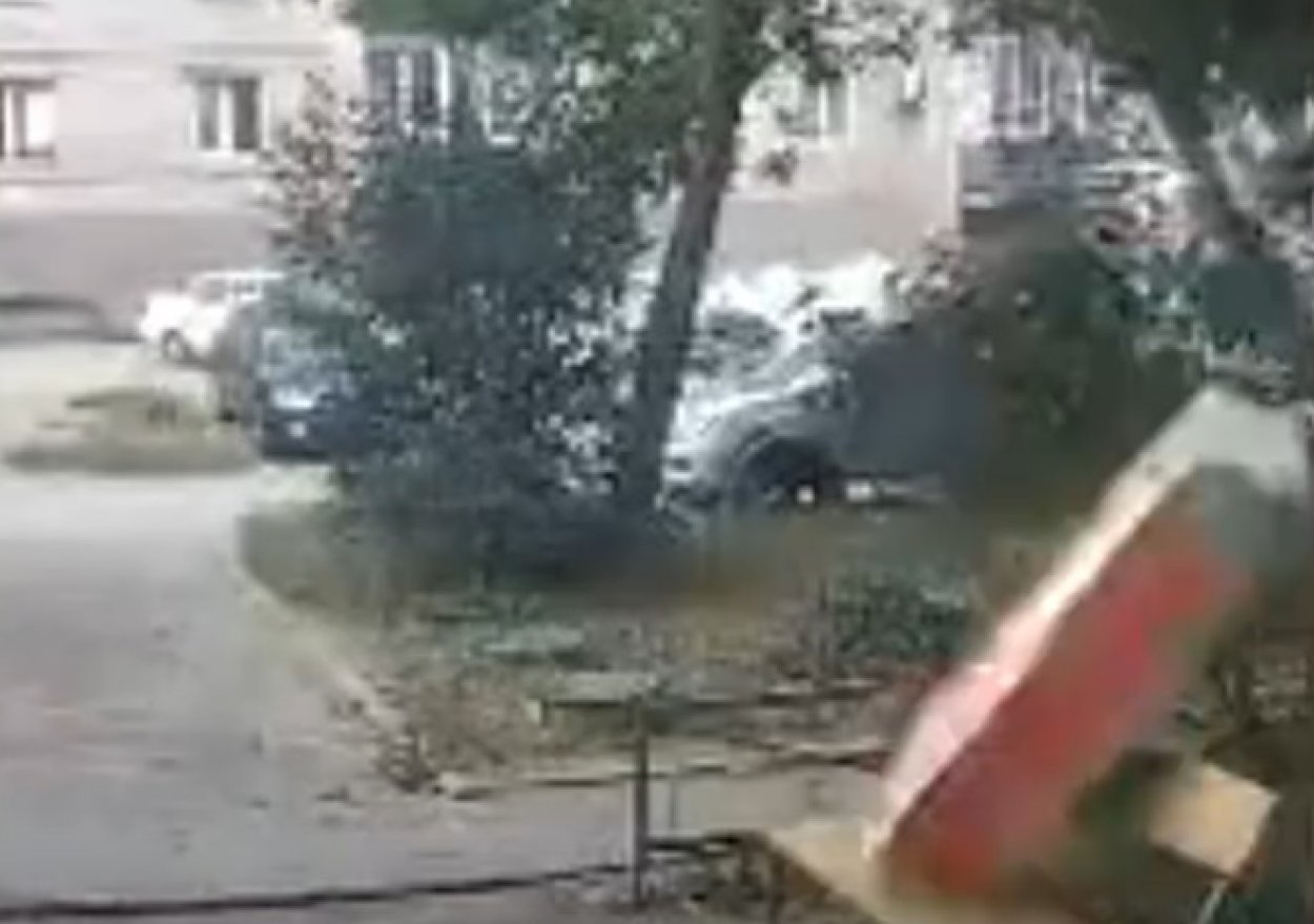 Видео: в Орске стройматериал рухнул с крыши прямо на лавку у подъезда
