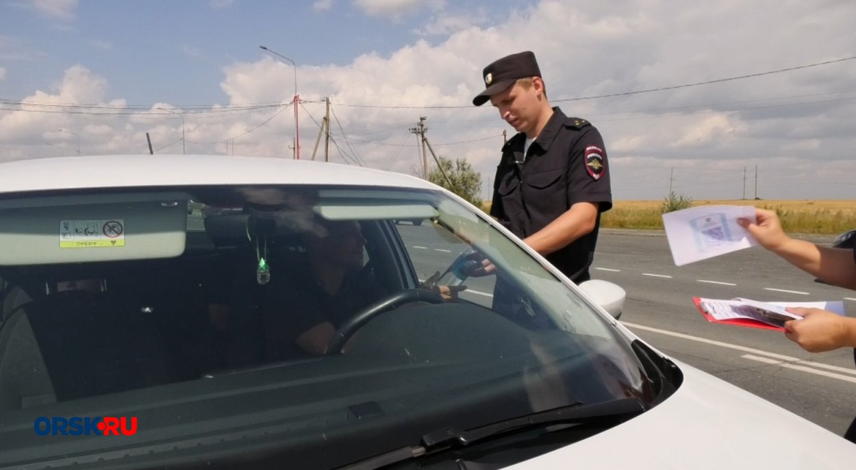 Орским водителям раздали питьевую воду: кто и зачем? Орским водителям раздали питьевую воду: кто и зачем?