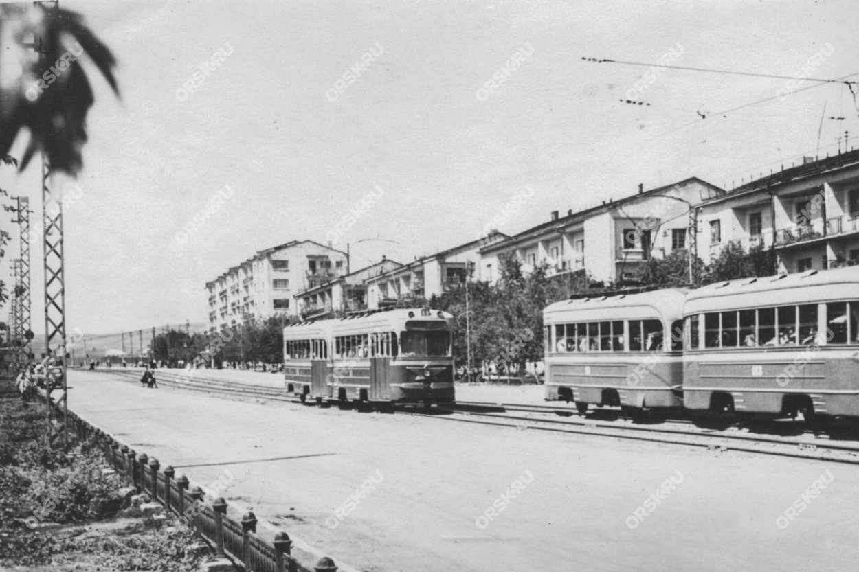 Посередине города выросла бетонная стена высотой до пяти метров Посередине города выросла бетонная стена высотой до пяти метров