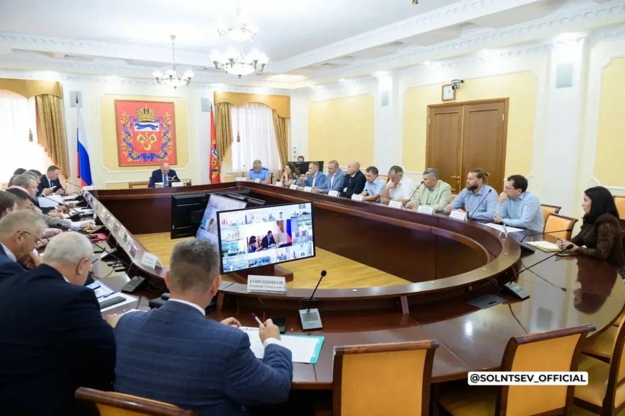 Губернатор Евгений Солнцев поручил ускорить подготовку к зиме в Оренбуржье Губернатор Евгений Солнцев поручил ускорить подготовку к зиме в Оренбуржье