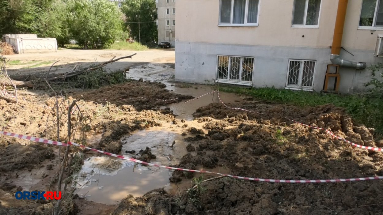 Глина не спасает: жильцы дома на Комарова пытаются, но не могут остановить подтопление Глина не спасает: жильцы дома на Комарова пытаются, но не могут остановить подтопление