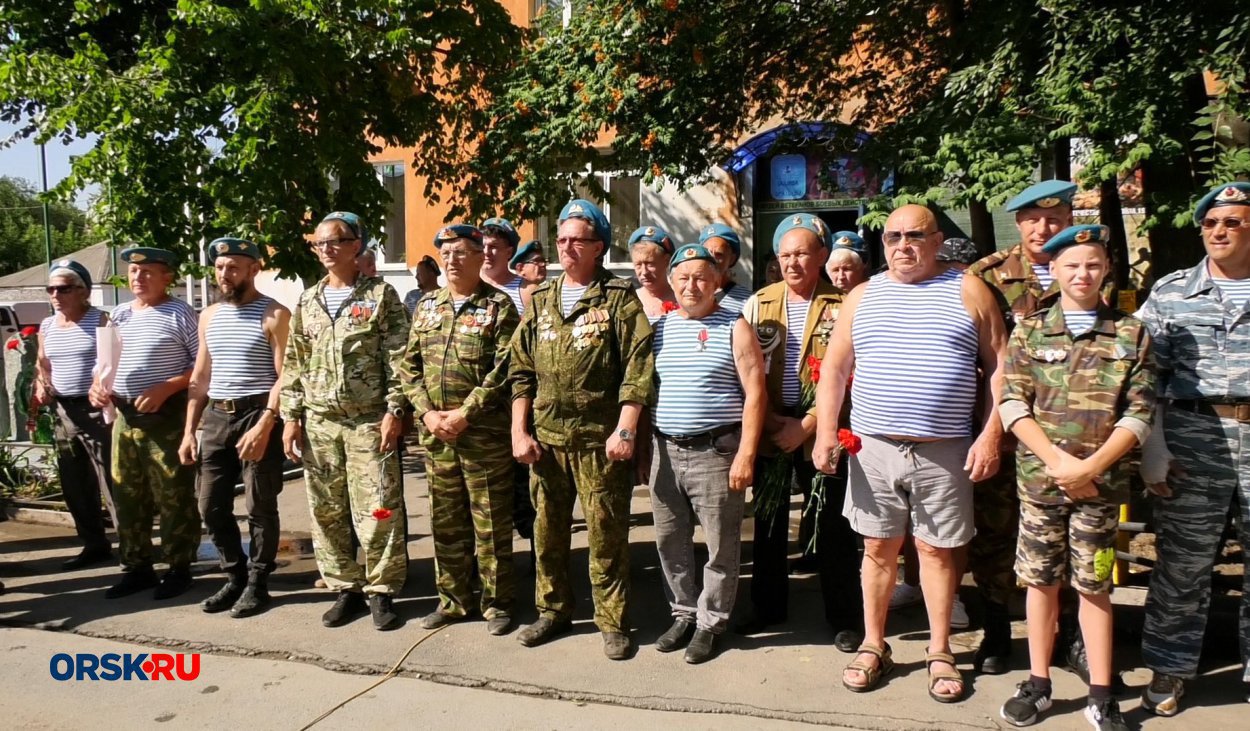 Что обозначают полоски на русской тельняшке: день рождения морской рубахи Что обозначают полоски на русской тельняшке: день рождения морской рубахи