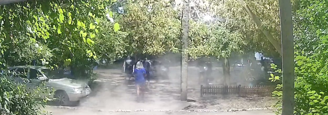 Видео: в Орске автомобилист едва не сбил детей прямо на детской площадке 