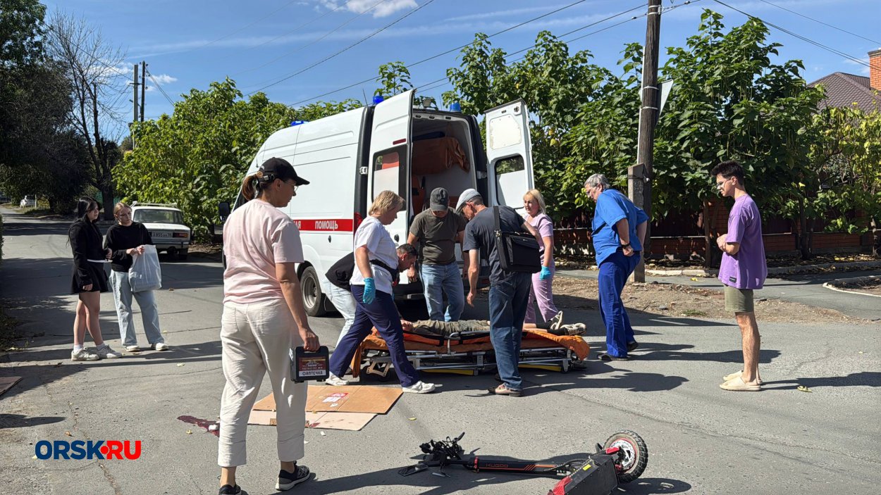 В Орске юный самокатчик въехал в автомобиль. Пострадавшего увезли на скорой 