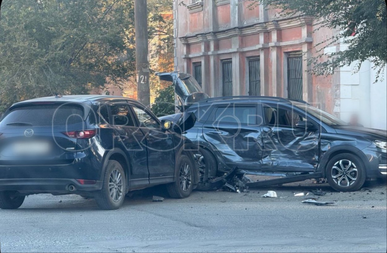 В Орске не поделили дорогу Mazda и Lada 