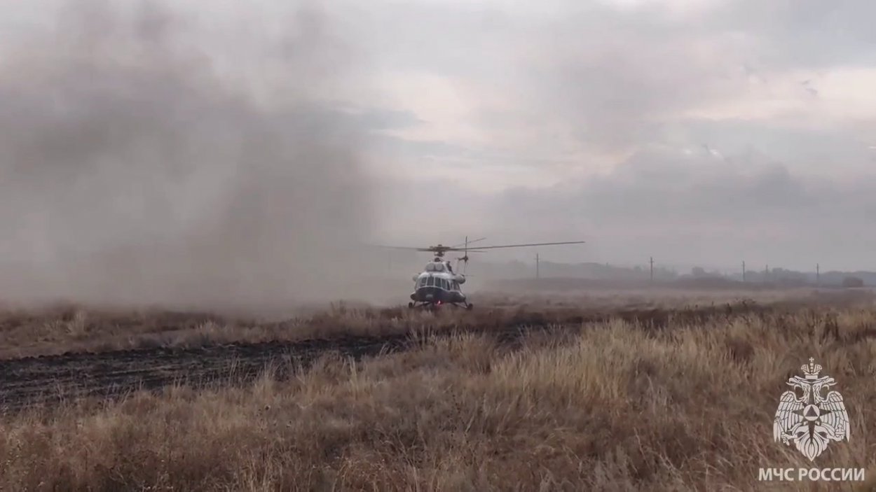 Вертолет Ми-8 подключился к тушению ландшафтного пожара в Беляевском районе