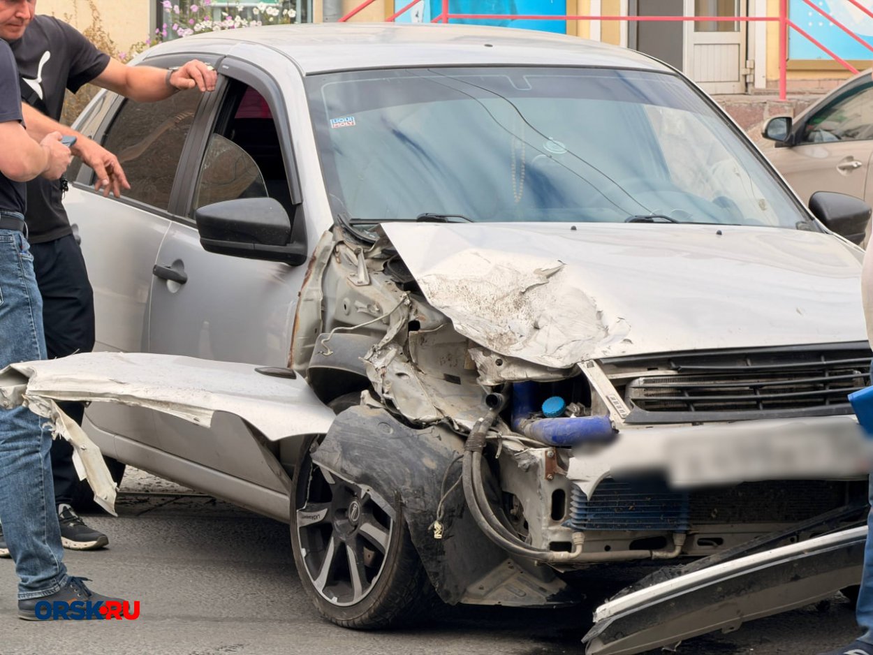 Lada Granta и Chevrolet Niva не поделили дорогу в центре Орска