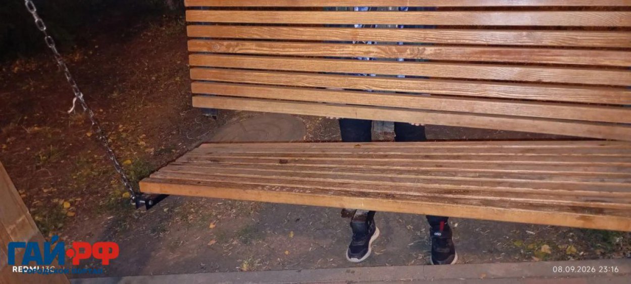 Что не так с качелями? В новом сквере города их ломают снова и снова