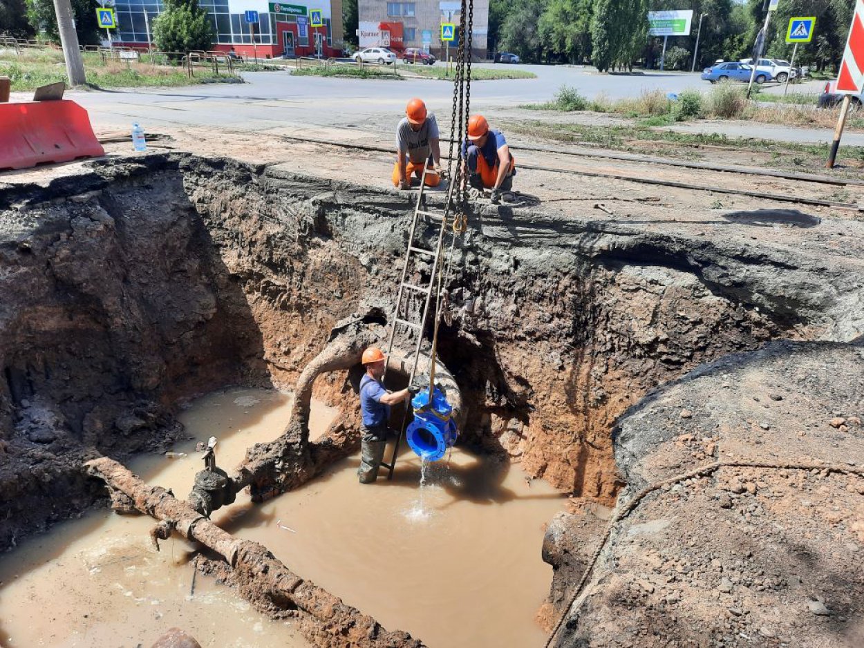 В Орске модернизировали участки водопровода на 240 квартале В Орске модернизировали участки водопровода на 240 квартале