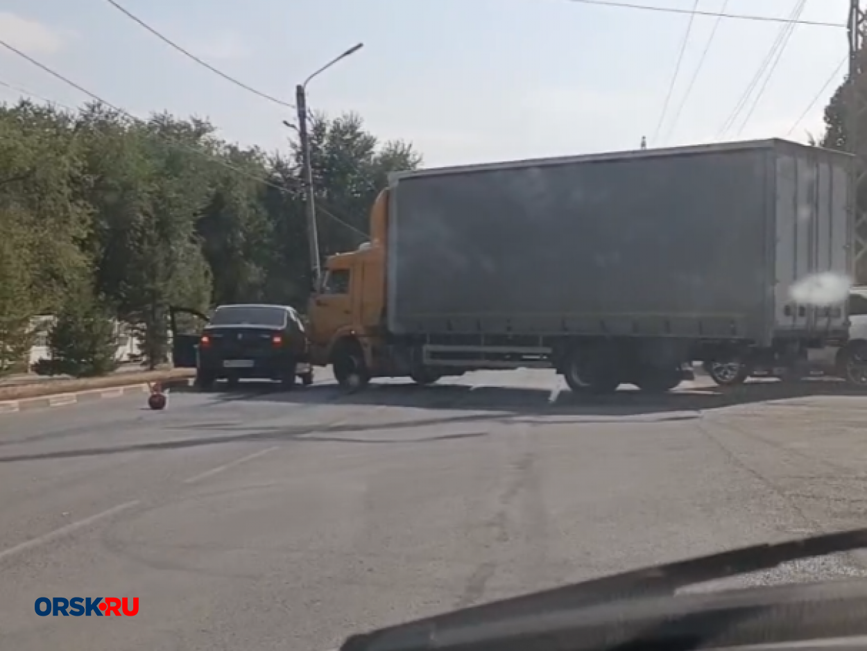 ДТП с большегрузом на Новосибирской перекрыло движение ДТП с большегрузом на Новосибирской перекрыло движение