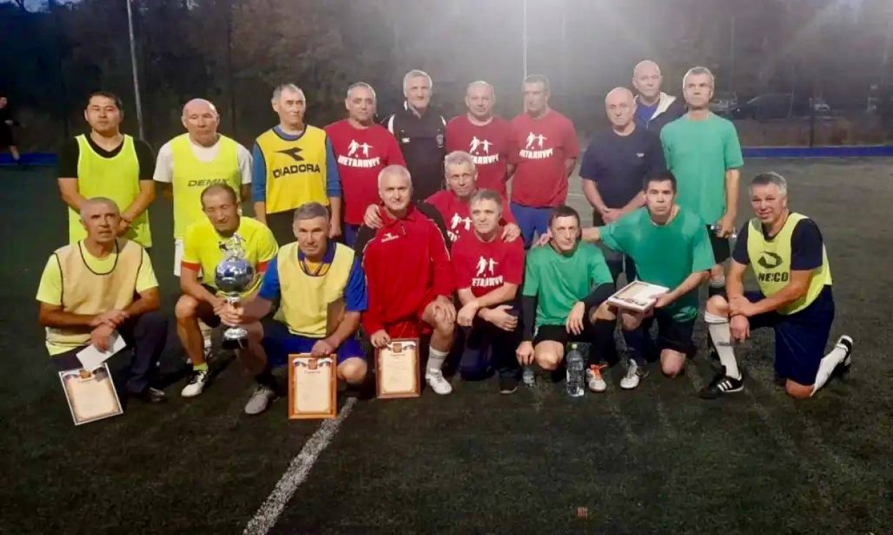 В память о легенде орского спорта: ветераны сыграли в мини-футбол
