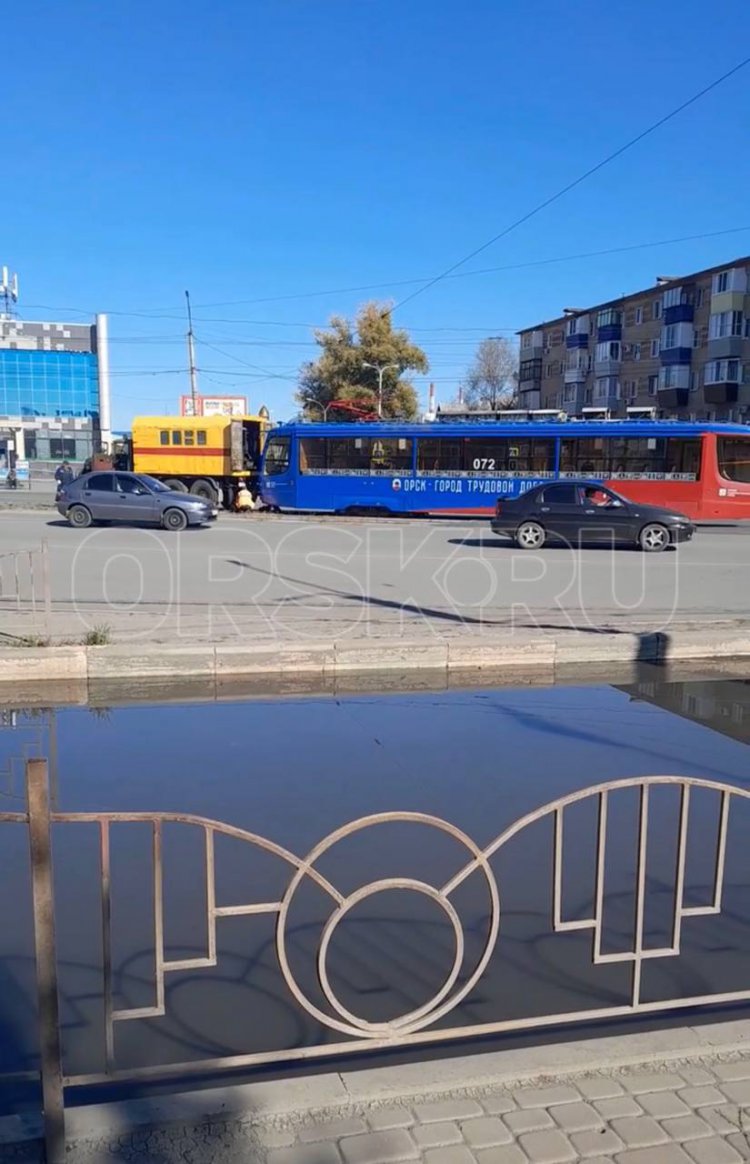 Новый трамвай из Москвы сошёл с рельсов на площади Васнецова в Орске