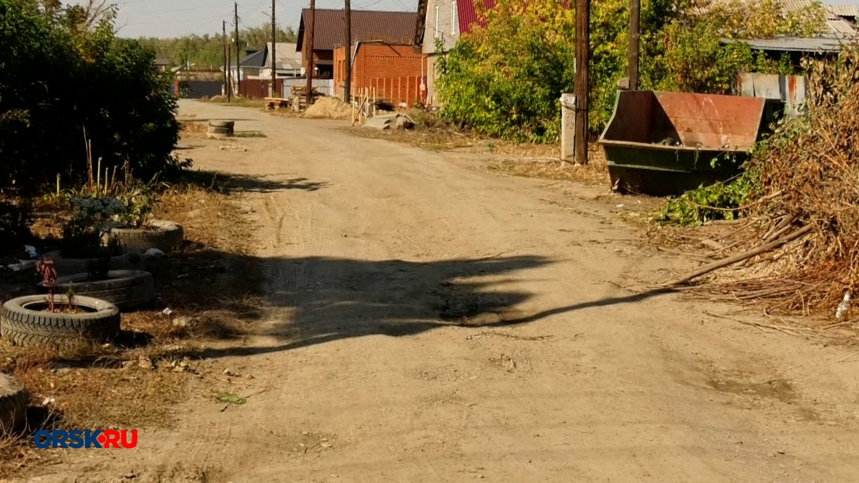 После каждого дождя — полоса препятствий: жители Старого города Орска рассказали о разбитой дороге, мусоре и темноте