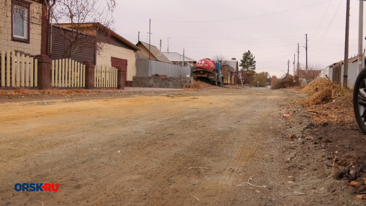 В Орске вновь вывели грейдеры на грунтовые дороги: где прошли работы?