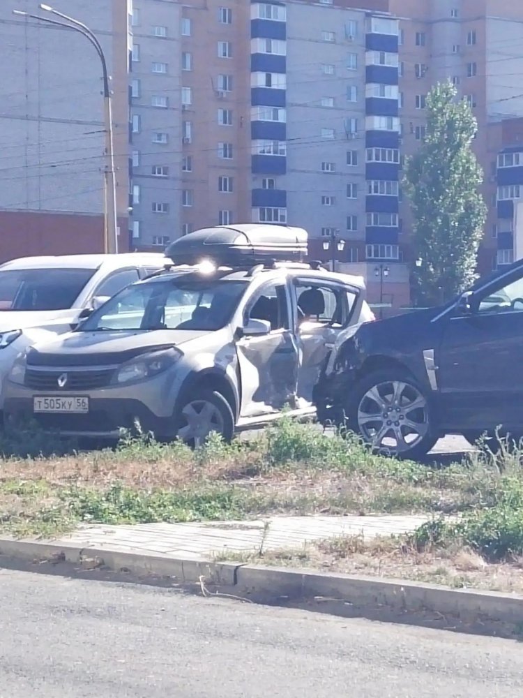 Видео: внедорожник запустил автомобильное домино на проспекте Ленина в Орске. В ДТП попали 5 машин сразу