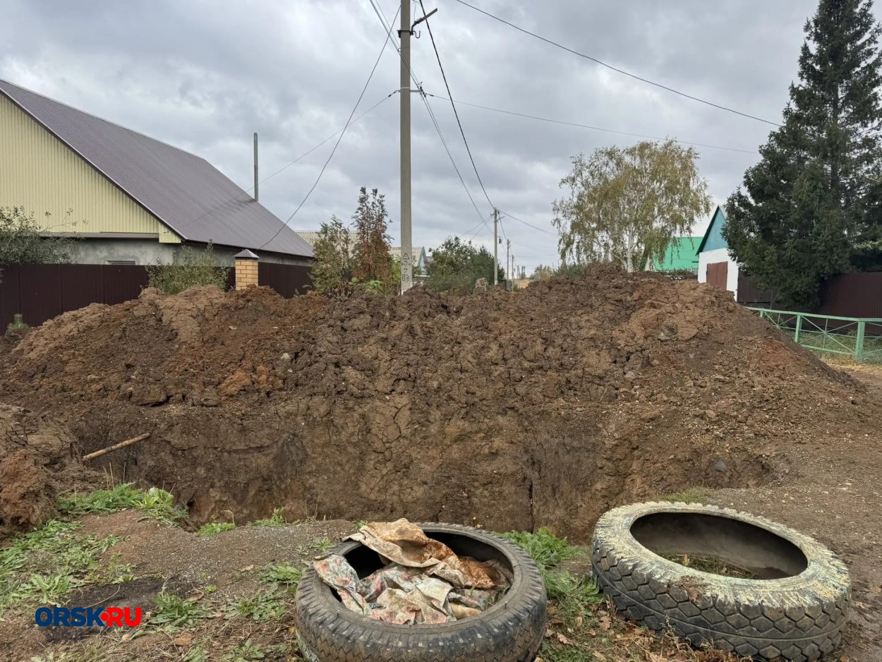 Трубу заменили, но не закопали: недоделанный ремонт водовода всерьёз беспокоит жителей улицы Коминтерна