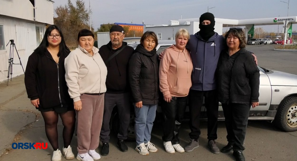 «Берегите себя и выходите на связь»: в Орске с объятиями и тёплыми словами проводили гуманитарный груз в зону СВО