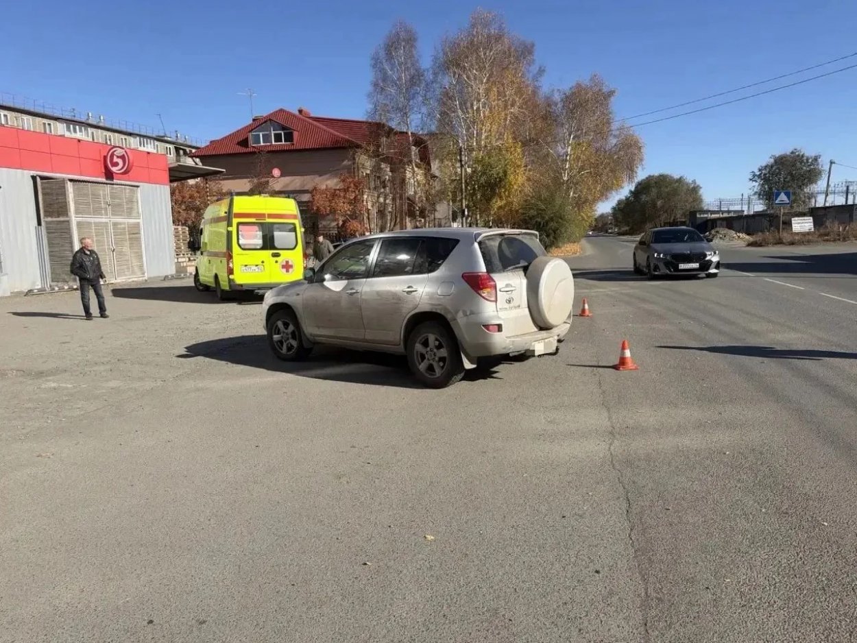 Toyota наехала на орчанку задним ходом: пострадавшую госпитализировали Toyota наехала на орчанку задним ходом: пострадавшую госпитализировали